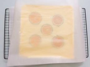 重新盖上一张油纸，不要直接敞开晾，会让蛋糕体变干（变干一样会开裂）