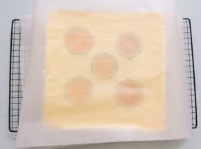 重新盖上一张油纸，不要直接敞开晾，会让蛋糕体变干（变干一样会开裂）