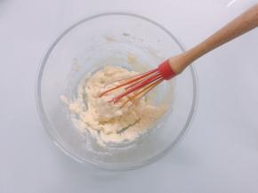 用打蛋器打“十”字手法，充分搅拌至无颗粒状