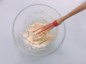 用打蛋器打“十”字手法，充分搅拌至无颗粒状