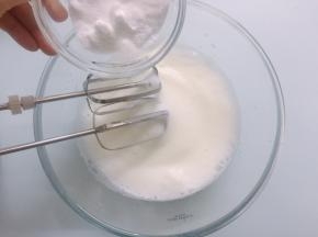 电动打蛋器继续高速打至出现比较细腻的泡沫时，再加入三分之二细砂糖