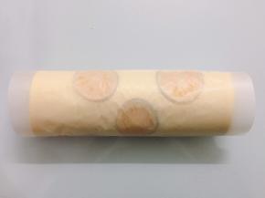 连同油纸，借助擀面杖辅助卷起，收紧。放入冰箱冷藏1个小时定型