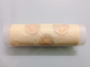 连同油纸，借助擀面杖辅助卷起，收紧。放入冰箱冷藏1个小时定型