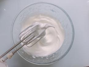 打发至湿性发泡，拎起打蛋器呈现大弯钩状态就打发好了