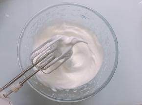 打发至湿性发泡，拎起打蛋器呈现大弯钩状态就打发好了