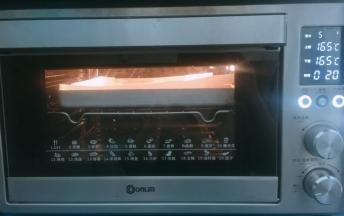 烤箱上火135度，下火165度，烤20分钟即可