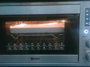 烤箱上火135度，下火165度，烤20分钟即可