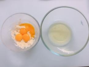 将蛋清、蛋黄分离出来，注意分离时不能让蛋清沾到一丝蛋黄（盛蛋清的碗必须保证无油无水）