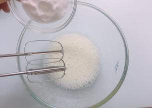 蛋清里加入几滴柠檬汁或白醋，电动打蛋器将蛋清高速打发至呈现鱼眼泡时，加入三分之一的细砂糖。（开始预热烤箱上火135度下火165度10分钟）