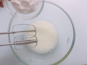 蛋清里加入几滴柠檬汁或白醋，电动打蛋器将蛋清高速打发至呈现鱼眼泡时，加入三分之一的细砂糖。（开始预热烤箱上火135度下火165度10分钟）