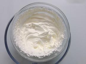 冷藏过的淡奶油加入砂糖打至如图状态，夏天隔冰水打发，把打蛋盆和打蛋头一起放冰箱冷藏后在用，我打的比较硬一些