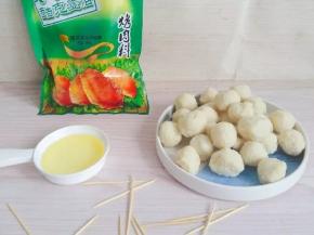 牙签泡水十分钟备用

用牙签把鸡脯丸子串起来，这样吃起来方便干净
