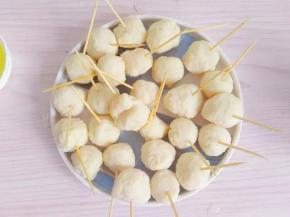 串好的鸡脯丸子裹油，放入烤盘