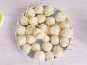 串好的鸡脯丸子裹油，放入烤盘