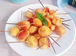 做出来外皮脆脆香香，

里面是软嫩，

如果放一段时间皮也会变软。

拿出来我撒上了孜然粉很好吃