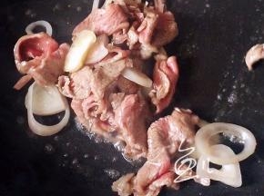 牛肉炒变色
