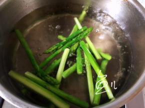 芦笋开水下锅，焯水半分钟