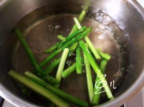 芦笋开水下锅，焯水半分钟