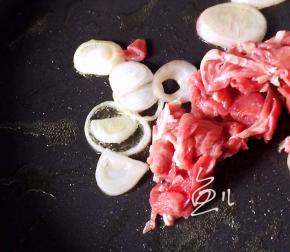 放入牛肉翻炒