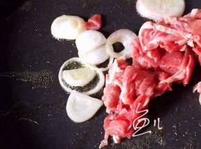 放入牛肉翻炒
