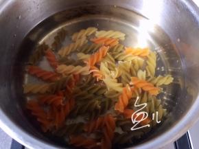 意面开水下锅，煮约6分钟