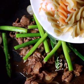 放入意面和虾仁