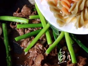 放入意面和虾仁
