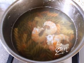 放入虾仁一起煮1分钟