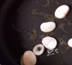 油锅烧热，放入洋葱爆香