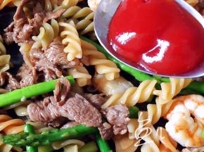 放番茄沙司