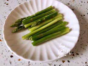 芦笋刮去根部老皮，洗净切段