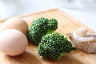 准备食材，虾洗干净，去虾线。西蓝花洗干净。