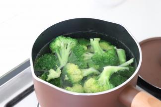 西蓝花放入沸水中，焯水，焯水的时候，可以放入适量的盐和少量的油，保持翠绿。