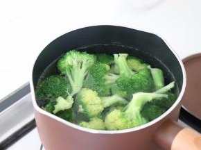 西蓝花放入沸水中，焯水，焯水的时候，可以放入适量的盐和少量的油，保持翠绿。