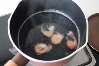 虾白水中煮熟