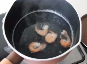 虾白水中煮熟