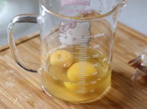 鸡蛋打散。