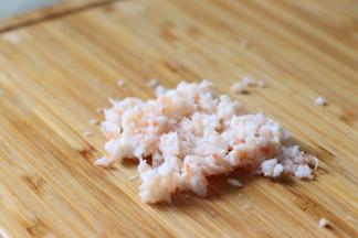 虾肉剁成碎末。