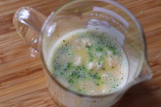 把这三种食材混合匀。