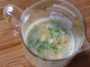 把这三种食材混合匀。