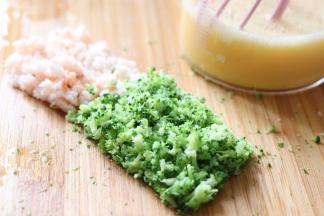 西蓝花去花的部位，同样剁成小粒。