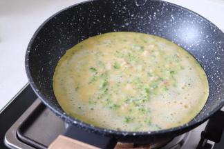 一面煎好后，翻面再煎熟。