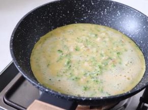 一面煎好后，翻面再煎熟。