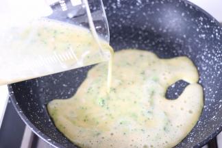 小锅抹油，小火加热，之后倒入蛋液。蛋饼的薄厚根据锅的大小，来掌握。