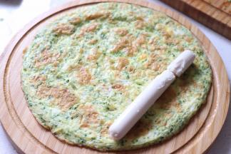 取出后放到案板上，放入鱼肠。