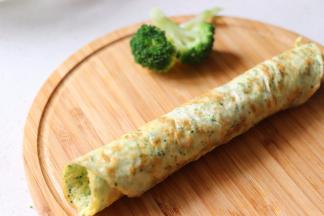 卷起蛋饼，紧紧包裹住鱼肠。