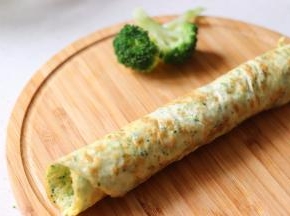 卷起蛋饼，紧紧包裹住鱼肠。