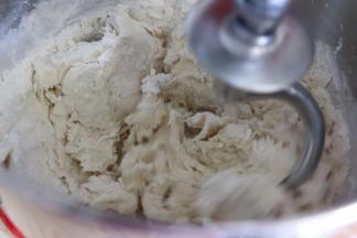 揉面到面团光滑不粘手，软硬适中。