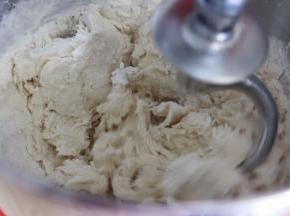 揉面到面团光滑不粘手，软硬适中。