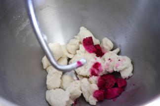 成团后，分出一半的量，另外一半面团加入适量的火龙果，以及面粉。